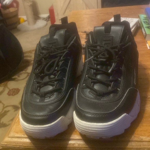 Fila Shoes - Fila Sneakers EUC Woman’s size 10